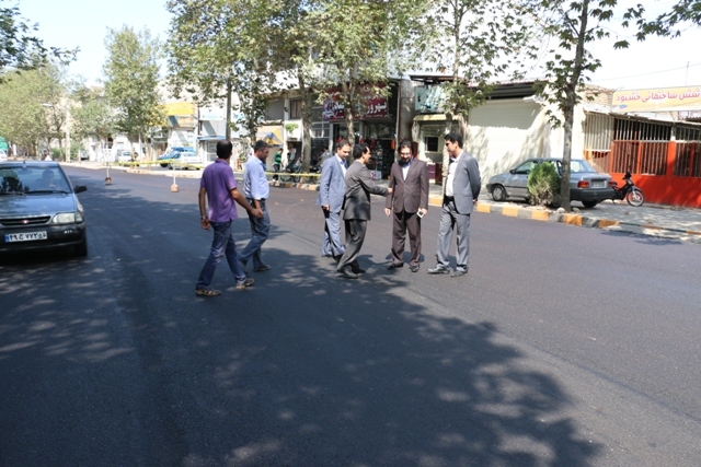 بازديد تيم مديريت شهري لاهيجان از روند آسفالت خيابان حسن بيگدشت